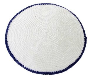 C KNITTED FLAT DMC KIPPAH 9 CM- WHITE WITH BLUE AROUND