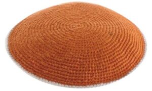 C KNITTED FLAT DMC KIPPAH 9 CM- ORANGE  WITH WHITE AROUND