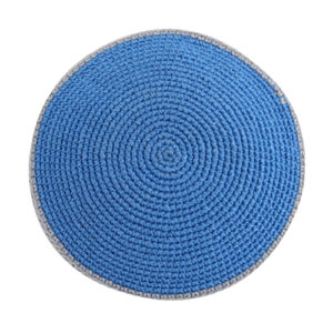 C KNITTED FLAT DMC KIPPAH 9 CM- BLUE  WITH WHITE AROUND
