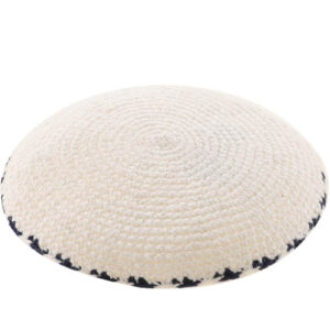 C KNITTED DMC KIPPAH 16 CM- WHITE WITH DARK BLUE AROUND