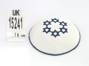 C KNITTED  KIPPAH WHITE 6 BLUE M. DAVID 16.5 CM