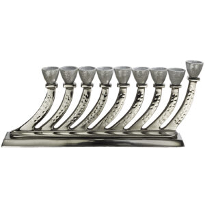 חנוכיה מהודרת מאלומיניום מרוקע עם קנים בציפוי נצנצים בגוון כסף 32 ס"מ