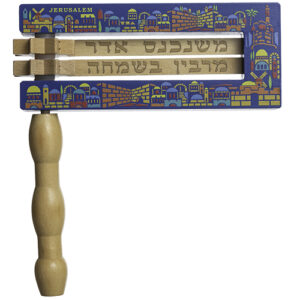 רעשן מעץ רקע כחול וטבעי, ידית בגוון טבעי - עיטור צבעוני "ירושלים" 16X14 ס"מ