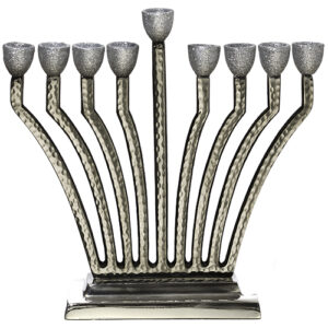 חנוכייה אלומיניום מרוקע עם קנים בגוון כסף נצנצים 25 ס"מ