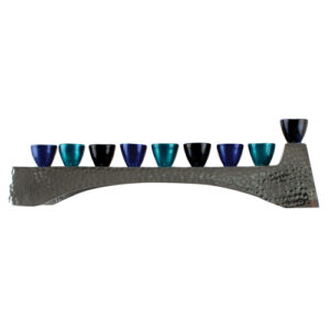 חנוכיה אלומניום מרוקע עם קנים גוון כחול 30.5x7 ס"מ