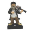 חסיד מפוליריזן שחור עומד על במה ומנגן בכינור 48 ס"מ