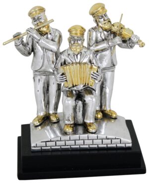 שלושה נגנים חסידיים מפוליריזן מוכסף עומדים על במה ומנגנים באקורדיון, כינור וחליל 11 ס"מ