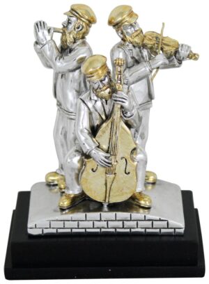 שלושה נגנים חסידיים מפוליריזן מוכסף עומדים על במה ומנגנים בנבל, כינור ושופר 11 ס"מ