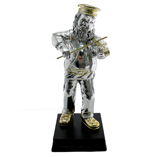 חסיד מפוליריזן מוכסף עומד על במה ומנגן בכינור 17 ס"מ