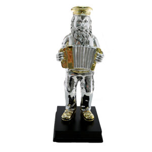 חסיד מפוליריזן מוכסף עומד על במה ומנגן באקורדיון 18 ס"מ