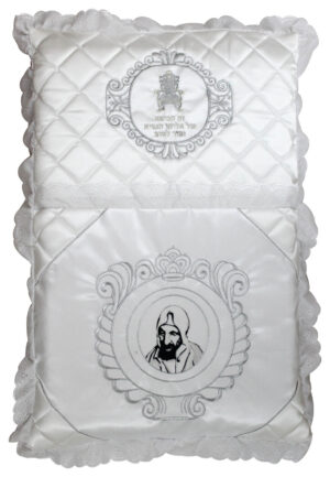 כרית מהודרת לברית מסאטן עם דנטל מסביב רקמה עבה  "הבאבא סאלי וכיסא אליהו" 76X54 ס"מ