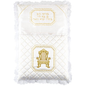 כרית מהודרת לברית מסאטן עם דנטל מסביב, ריקמה עבה "כיסא אליהו" "בסימן טוב בן בא לנו" 75X53 ס"מ