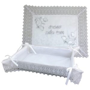 סט מהודר: מעמד לחלה עם כיסוי מבד עם רקמה ותחרה "שבת ויום טוב" דגם "רימונים"  9X52X27 ס"מ