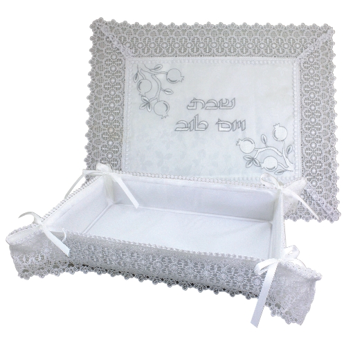 סט מהודר: מעמד לחלה עם כיסוי מבד עם רקמה ותחרה "שבת ויום טוב" דגם "רימונים"  9X52X27 ס"מ