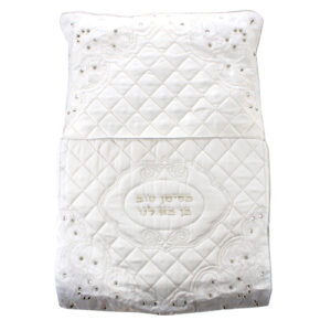 כרית מהודרת לברית מסאטן משובצת אבנים "בסימן טוב בן בא לנו" 70X50 ס"מ