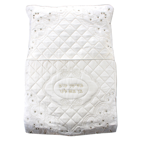 כרית מהודרת לברית מסאטן משובצת אבנים "בסימן טוב בן בא לנו" 70X50 ס"מ