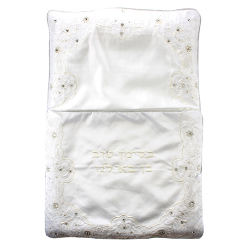 כרית מהודרת לברית מסאטן משובצת אבנים "בסימן טוב בן בא לנו" 70X50 ס"מ