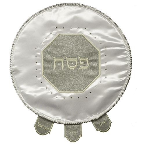 כיסוי מצה מהודר לבן מסאטן משובץ אבנים עם נצנצים מוכספים בעיצוב מתומן במרכז 46 ס"מ