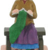 סבתא מפוליריזן יושבת על ספסל וסורגת  - לסבתא באהבה 11 ס"מ