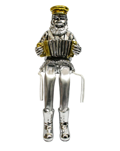 חסיד יושב מפולירזין מוכסף עם רגלי בד כסף מנגן באקורדיון 23 ס"מ