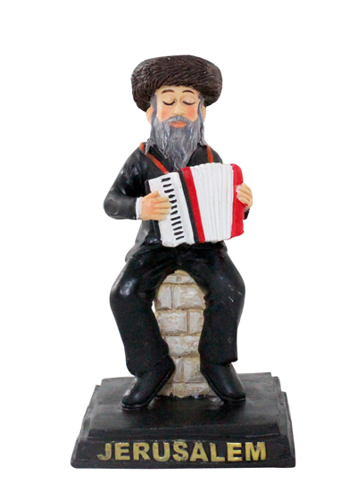 חסיד מפוליריזן שחור יושב על במה ומנגן באקורדיון 11 ס"מ