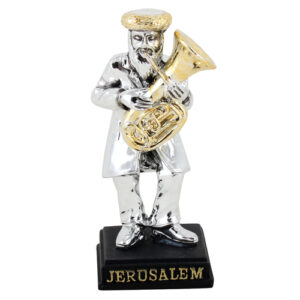 חסיד מפוליריזן מוכסף עומד על במה ומנגן בטובה 10 ס"מ