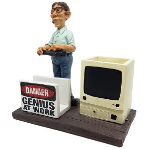 מעמד שולחני "גאון היי טק" עם כוס לעטים וכ´ ביקור